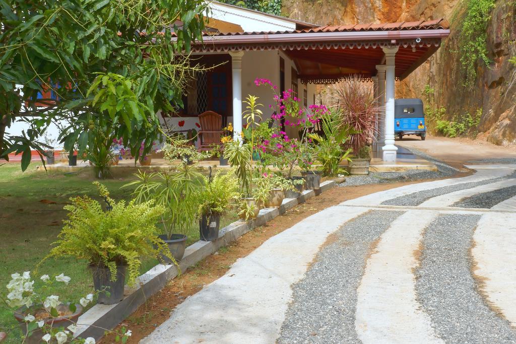 Damith Tourist Inn Mirissa Exterior foto