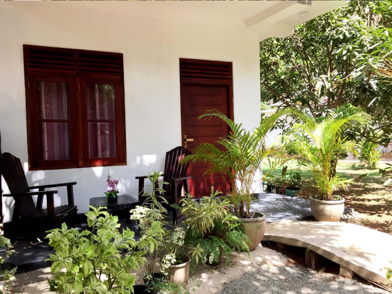 Damith Tourist Inn Mirissa Exterior foto